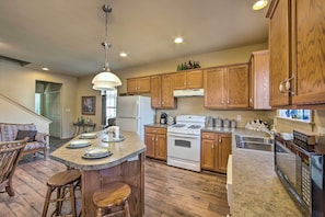 Apartment (3 Bedrooms) | Private kitchen | Microwave, oven, stovetop, dishwasher - Unique Townhouse in Bavarian-style Neighborhood! (Adamstown)