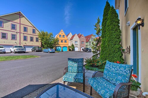 Unique Townhouse in Bavarian-style Neighborhood!
