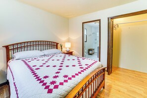 House (3 Bedrooms) | Interior - Watch the Sunrise at This Quaint Lake-view Cottage (Peoria Heights)