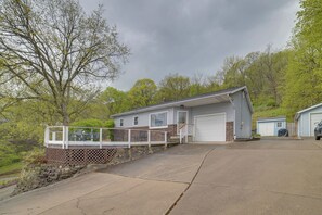 Interior - Watch the Sunrise at This Quaint Lake-view Cottage (Peoria Heights)