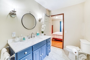 House (3 Bedrooms) | Interior - Watch the Sunrise at This Quaint Lake-view Cottage (Peoria Heights)