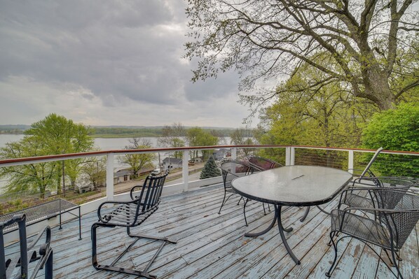 House (3 Bedrooms) | Interior - Watch the Sunrise at This Quaint Lake-view Cottage (Peoria Heights)
