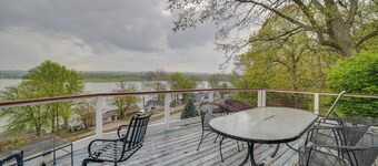 Watch the Sunrise at This Quaint Lake-view Cottage