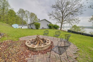 House (3 Bedrooms) | Interior - Watch the Sunrise at This Quaint Lake-view Cottage (Peoria Heights)