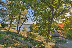 House (3 Bedrooms) | Interior - Watch the Sunrise at This Quaint Lake-view Cottage (Peoria Heights)