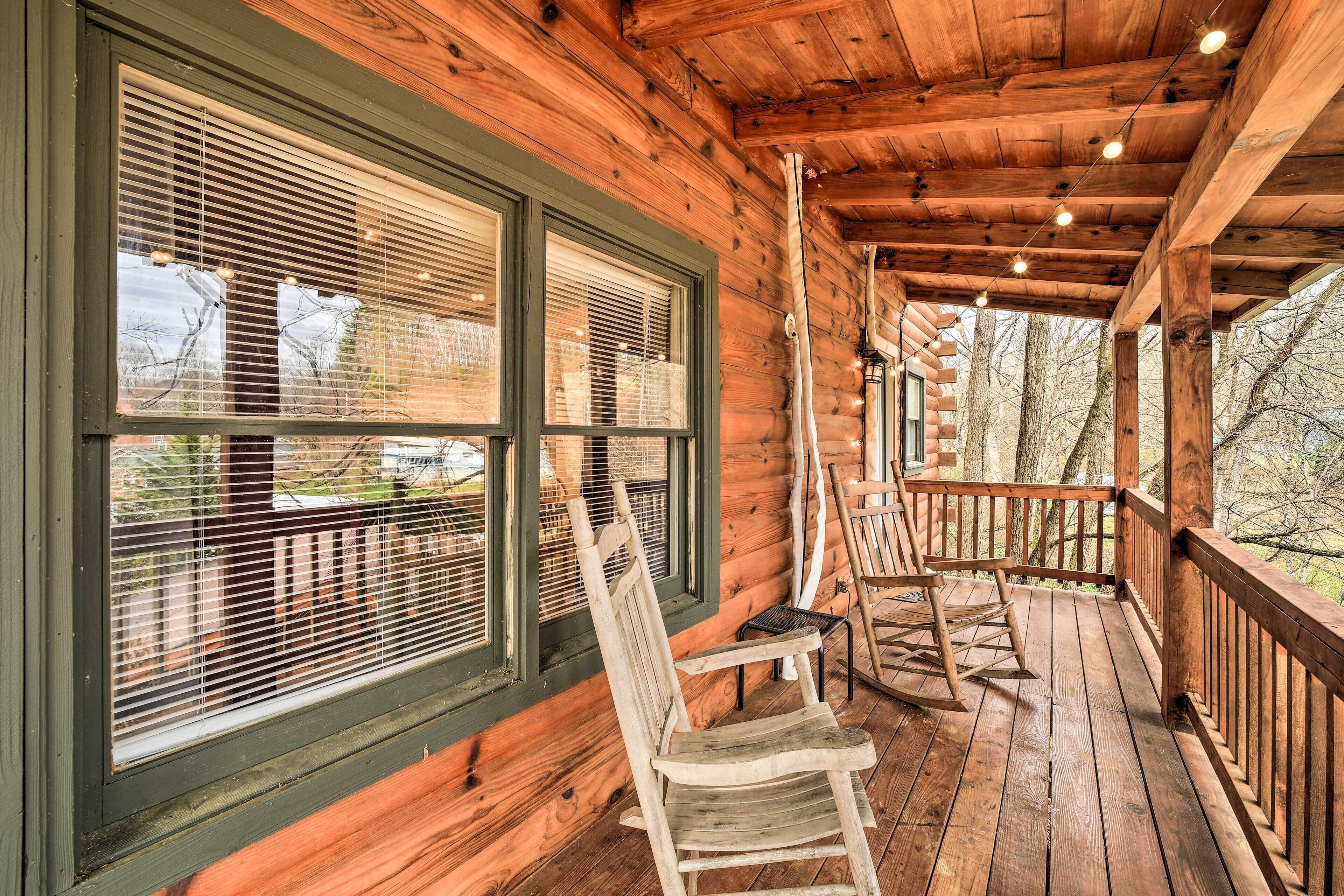 Waynesville Cabin: 8 Miles to Smoky Mountains!