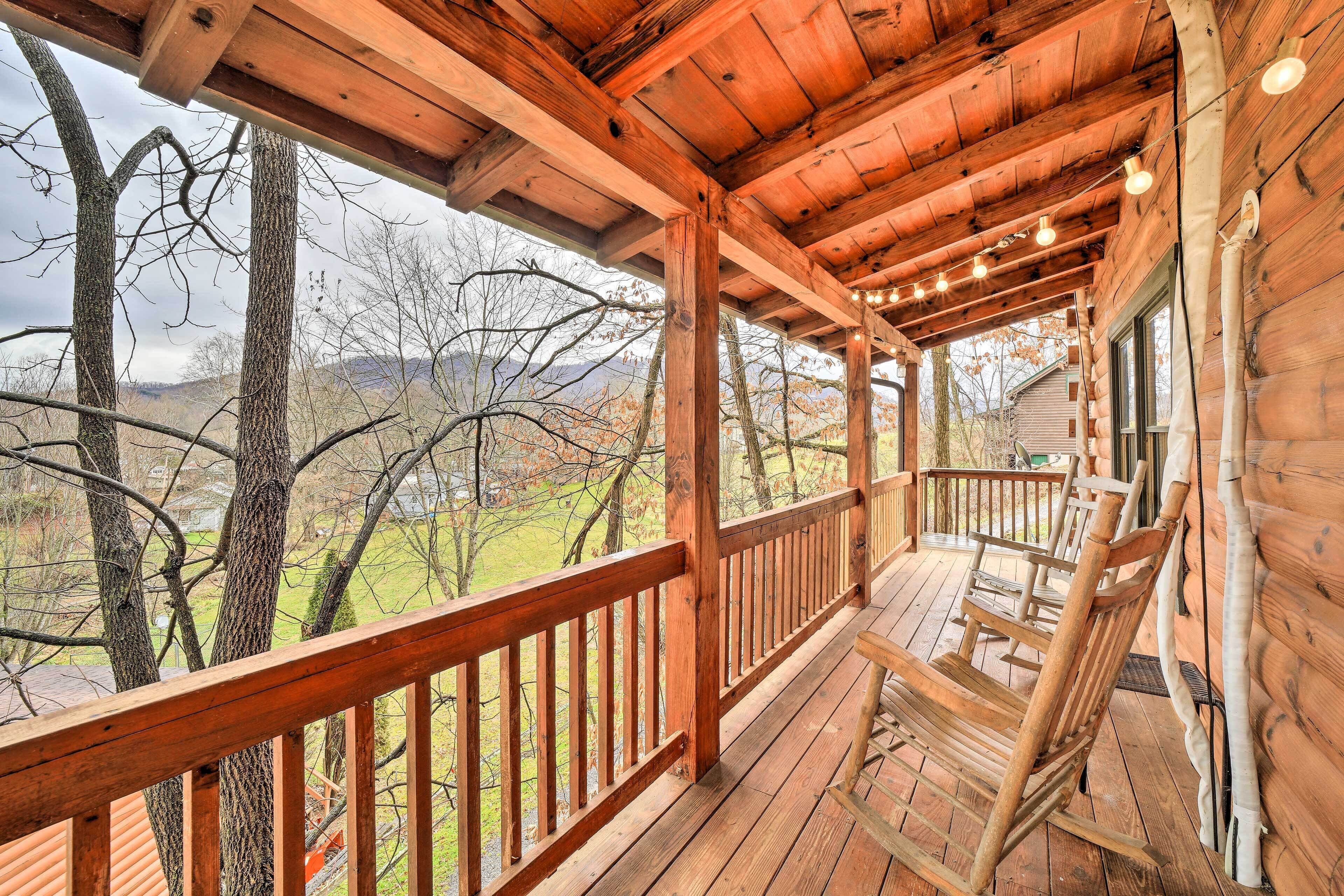 Waynesville Cabin: 8 Miles to Smoky Mountains!