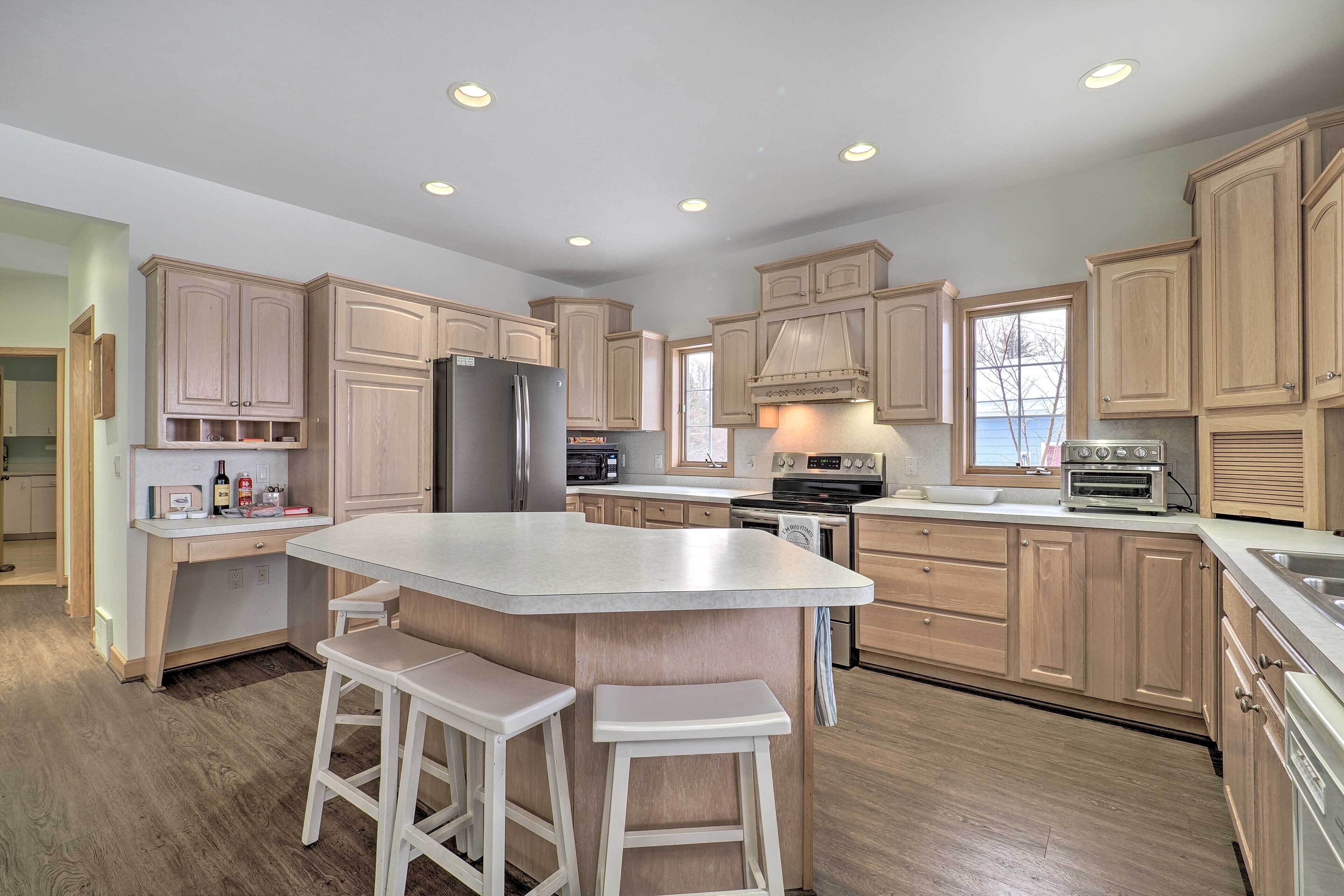 Spacious Lakefront Cottage w/ Fire Pit!