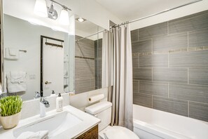Apartment (1 Bedroom) | Bathroom - Tranquil Walnut Creek Condo w/ Community Amenities (Walnut Creek)