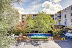Outdoor pool - Tranquil Walnut Creek Condo w/ Community Amenities (Walnut Creek)
