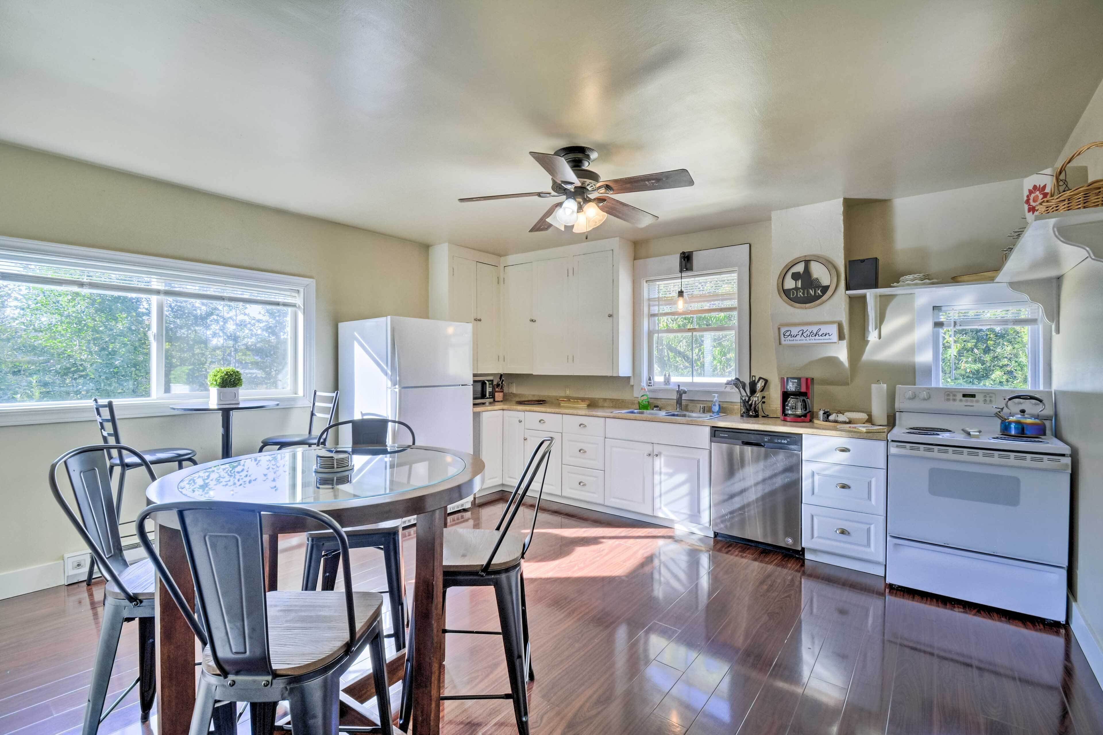 Downtown Poulsbo Escape - Walk to Liberty Bay