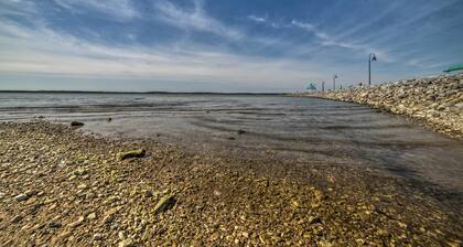 Grand Rivers Home, Close to Town + Lakefront!