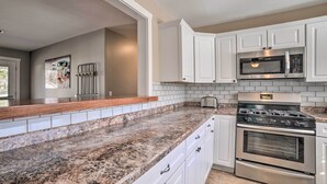 Microwave, oven, stovetop, dishwasher - Grand Rivers Home, Close to Town + Lakefront! (Grand Rivers)