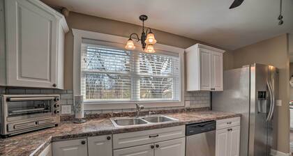 Grand Rivers Home, Close to Town + Lakefront!