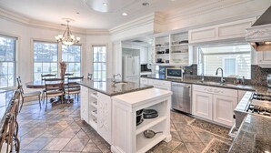 Microwave, dishwasher, cookware/dishes/utensils - Stunning Galt Vineyard: Grill & Tennis Court! (Galt)