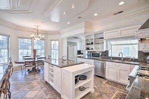 Microwave, dishwasher, cookware/dishes/utensils - Stunning Galt Vineyard: Grill & Tennis Court! (Galt)