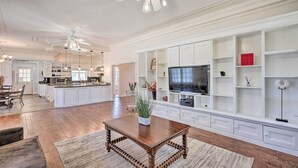 Fireplace - Stunning Galt Vineyard: Grill & Tennis Court! (Galt)