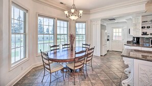 Dining - Stunning Galt Vineyard: Grill & Tennis Court! (Galt)