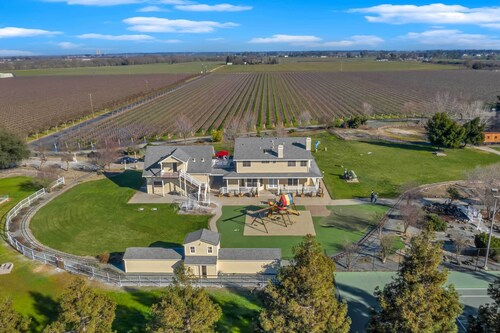Stunning Galt Vineyard: Grill & Tennis Court!