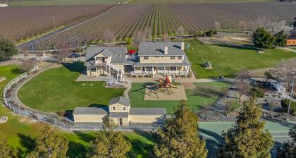 Stunning Galt Vineyard: Grill & Tennis Court!