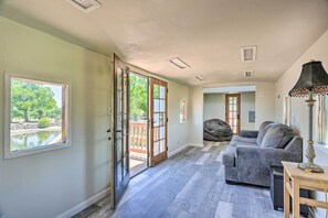 Fireplace - Stunning Galt Vineyard: Grill & Tennis Court! (Galt)