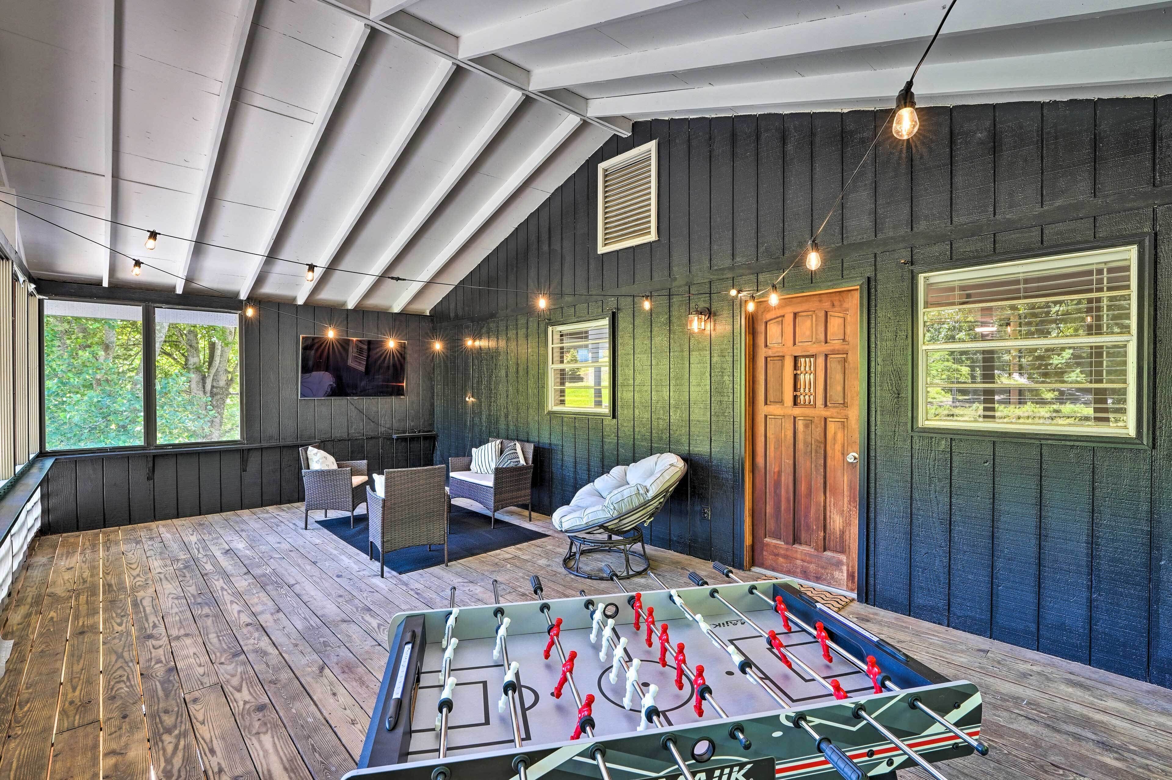 Dreamy Smoky Mountain Cabin: Deck & Fire Pit