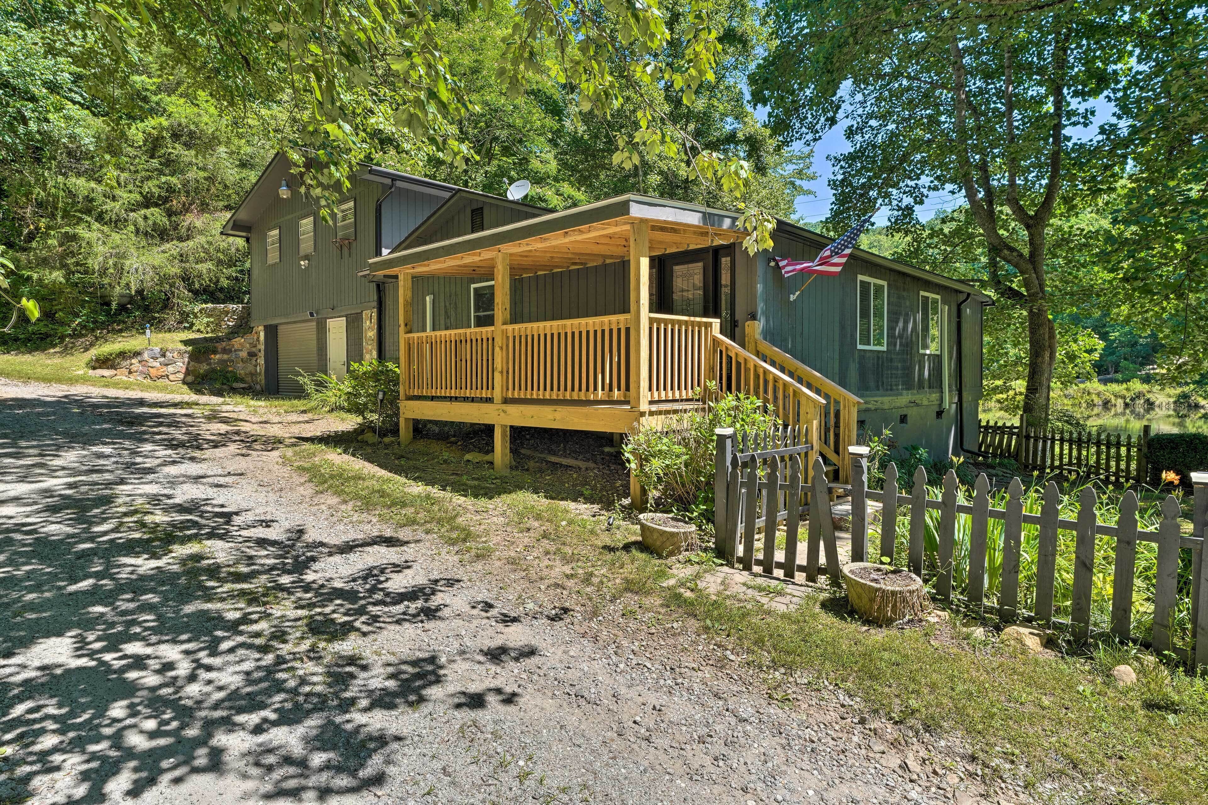 Dreamy Smoky Mountain Cabin: Deck & Fire Pit
