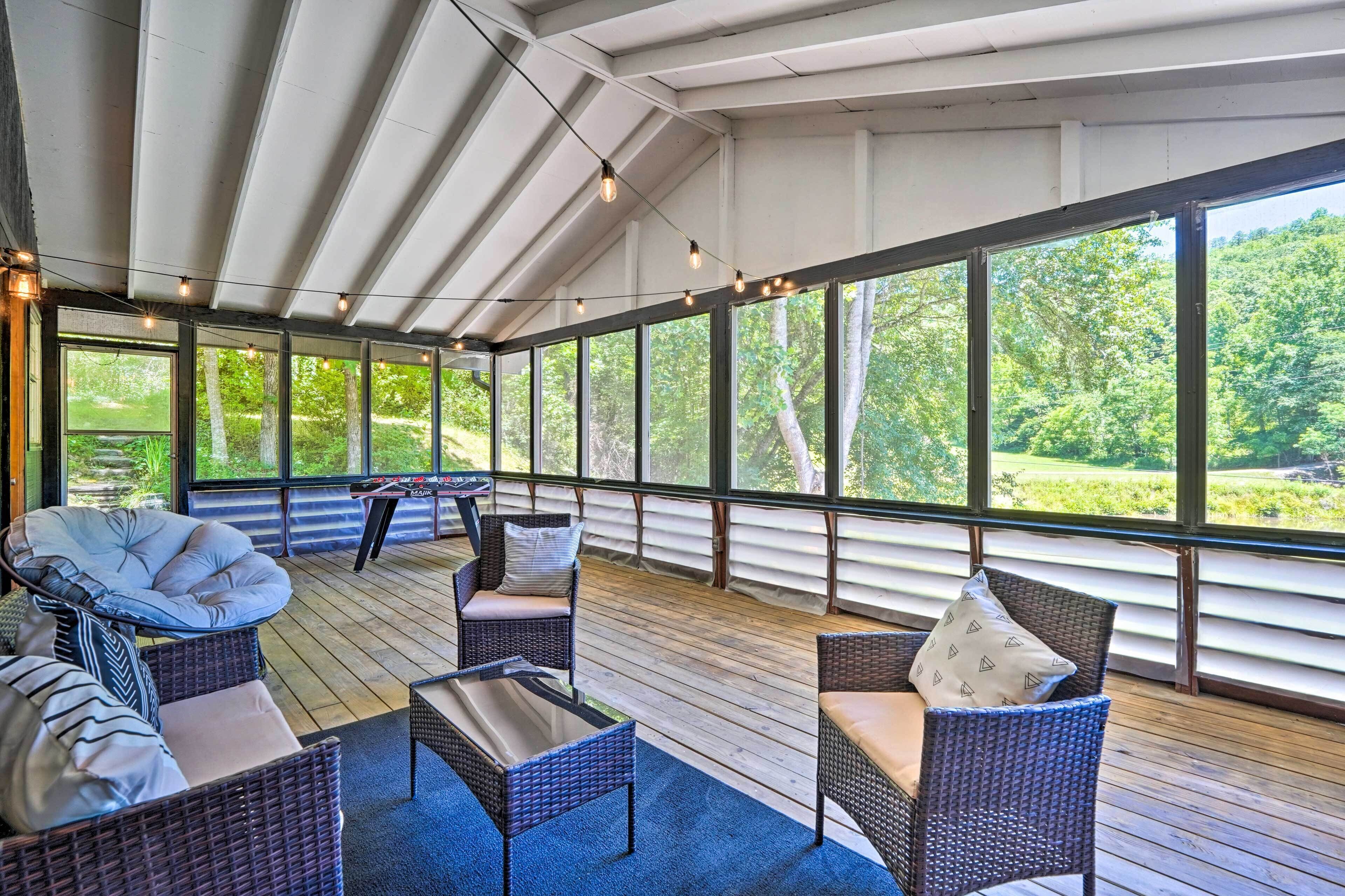 Dreamy Smoky Mountain Cabin: Deck & Fire Pit