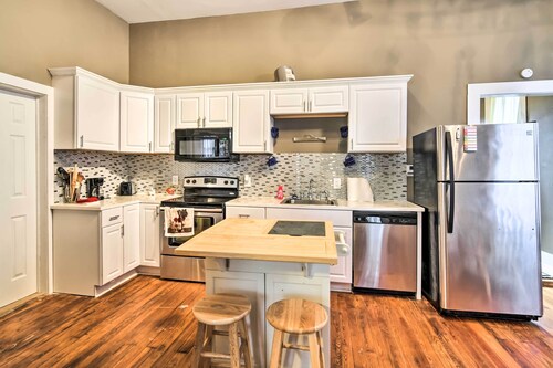 Stylish Vicksburg Apt w/ Porch - 2 Mi to Casino!