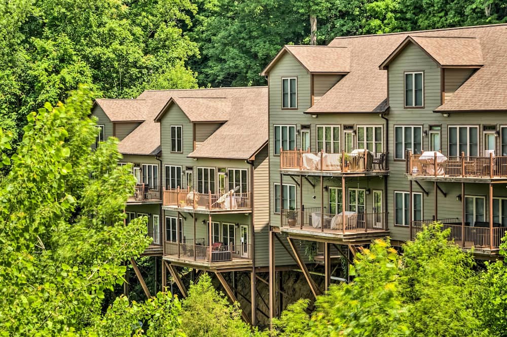 Center Hill Lake Rental: Steps to Hurricane Marina - Silver Point, TN