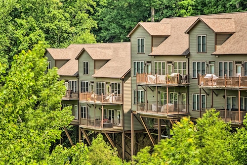 Center Hill Lake Rental: Steps to Hurricane Marina