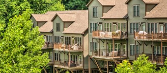 Center Hill Lake Rental: Steps to Hurricane Marina