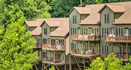 Center Hill Lake Rental: Steps to Hurricane Marina