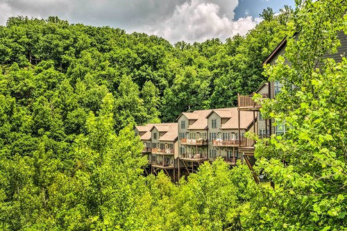 Center Hill Lake Rental: Steps to Hurricane Marina