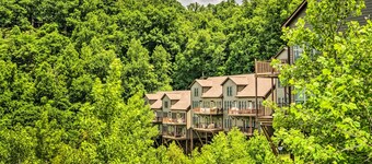 Center Hill Lake Rental: Steps to Hurricane Marina