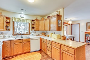 Apartment (2 Bedrooms) | Interior - Charming Apartment w/ Yard & Beautiful Gardens! (Manheim)