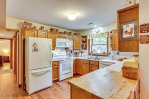 Apartment (2 Bedrooms) | Interior - Charming Apartment w/ Yard & Beautiful Gardens! (Manheim)