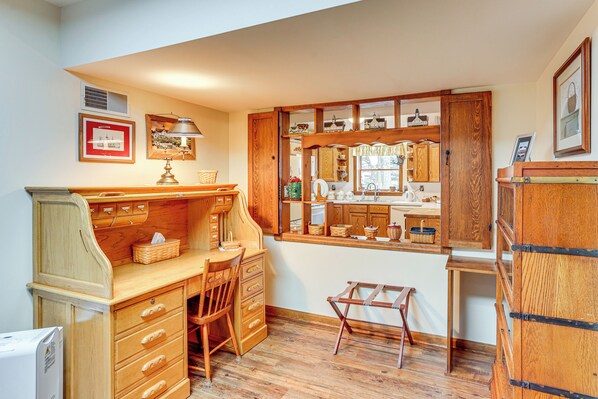 Apartment (2 Bedrooms) | Interior - Charming Apartment w/ Yard & Beautiful Gardens! (Manheim)