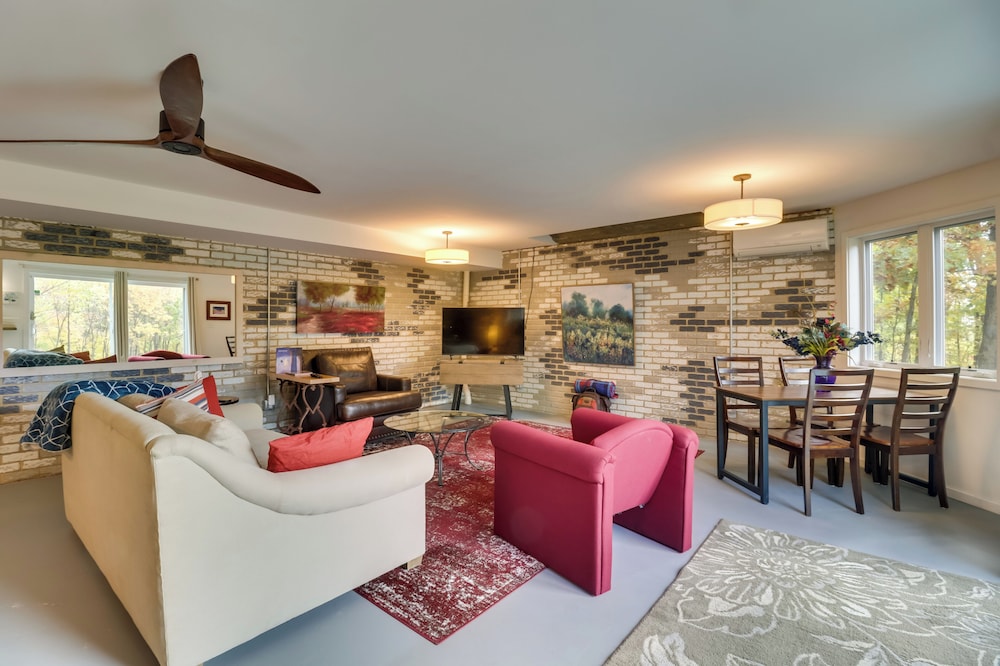 Renovated Studio on 5 Acres - Near Vineyards!