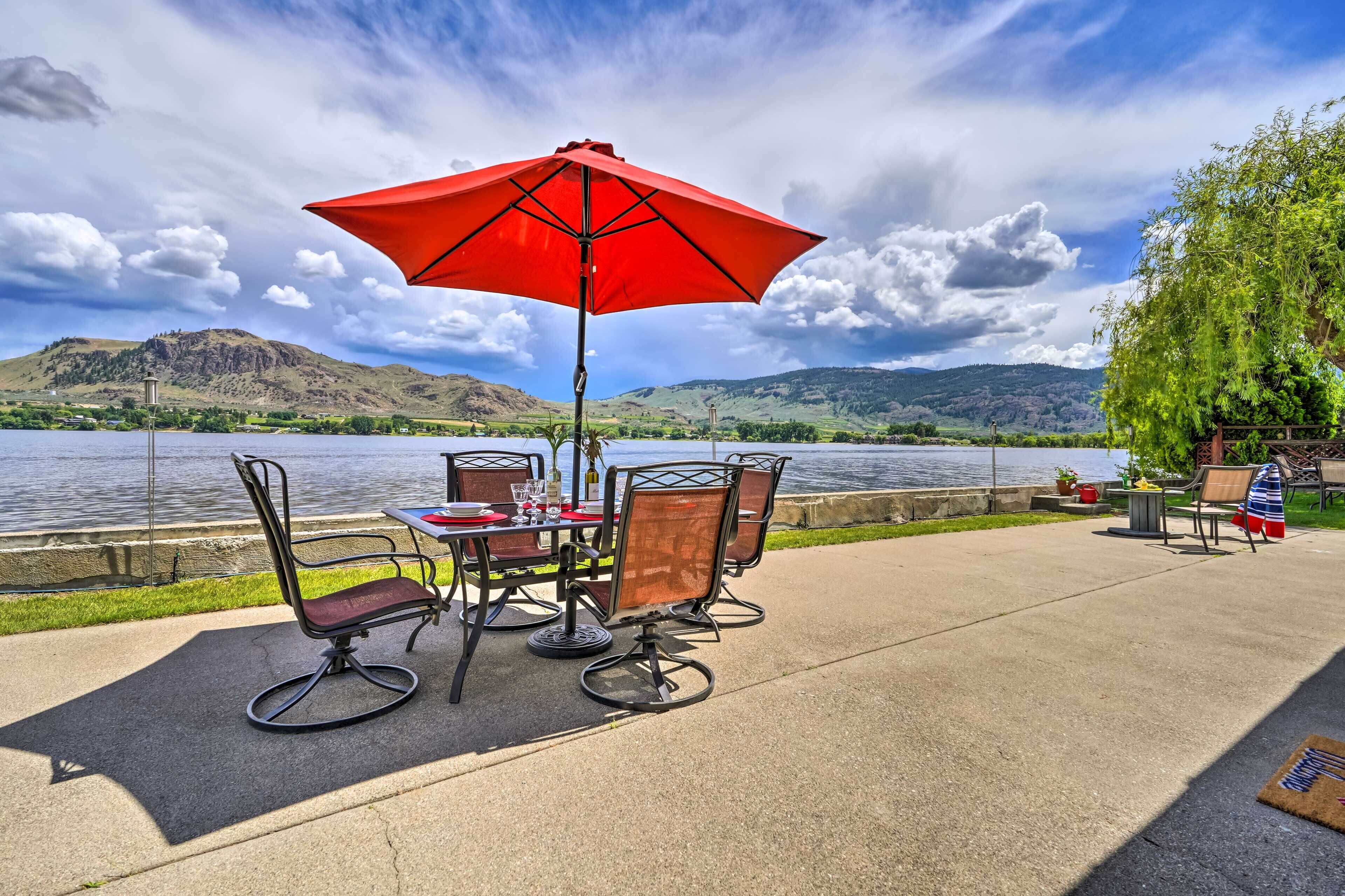 Waterfront Lake Osoyoos Cottage w/ Beach & Patio!