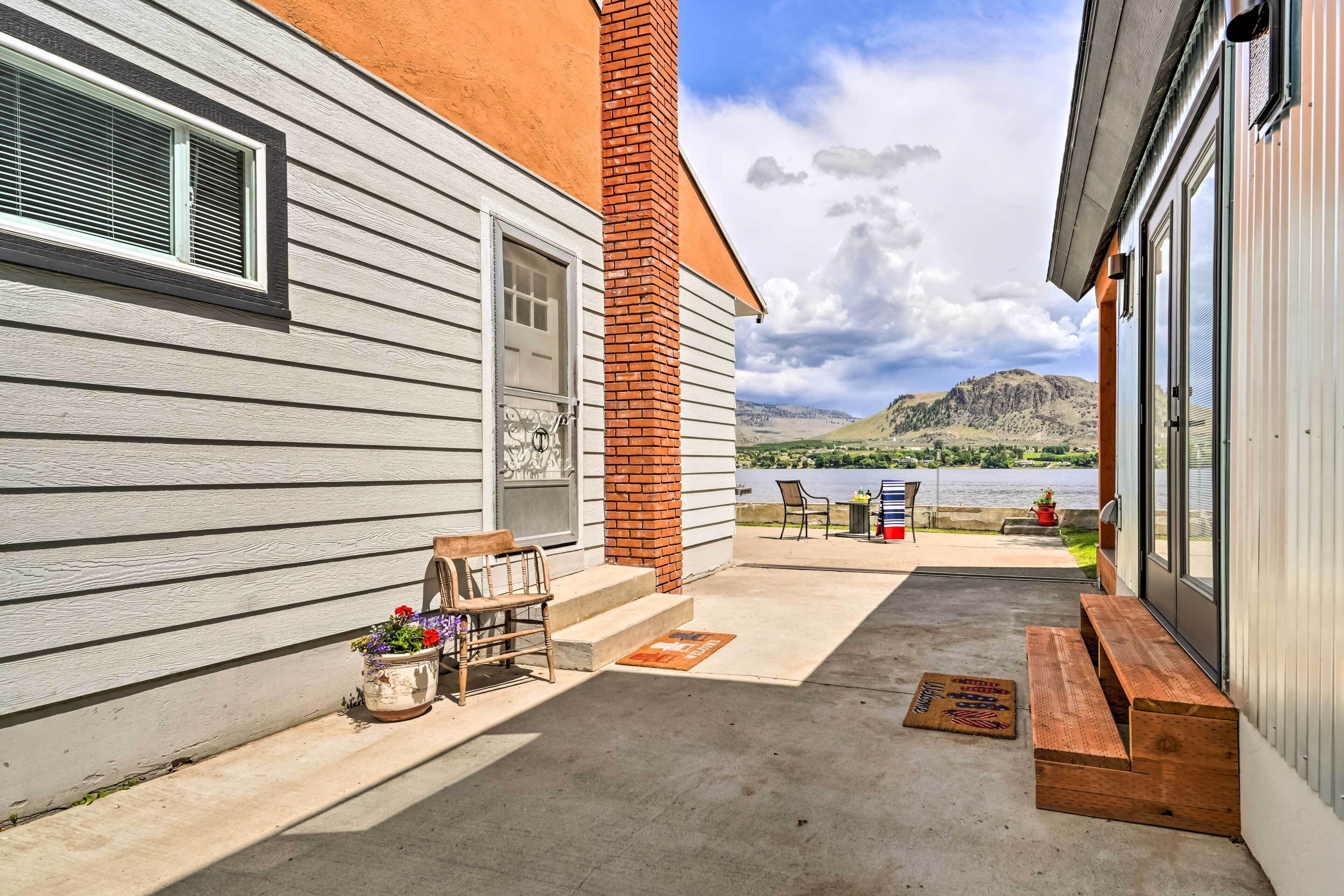Waterfront Lake Osoyoos Cottage w/ Beach & Patio!