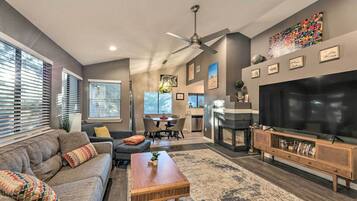 Huis (2 Bedrooms) | Woonruimte | Een open haard en boeken