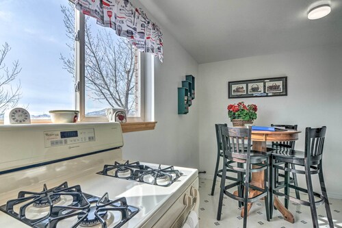 Pet-friendly Aurora House w/ Mountain Views!