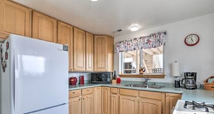 Pet-friendly Aurora House w/ Mountain Views!