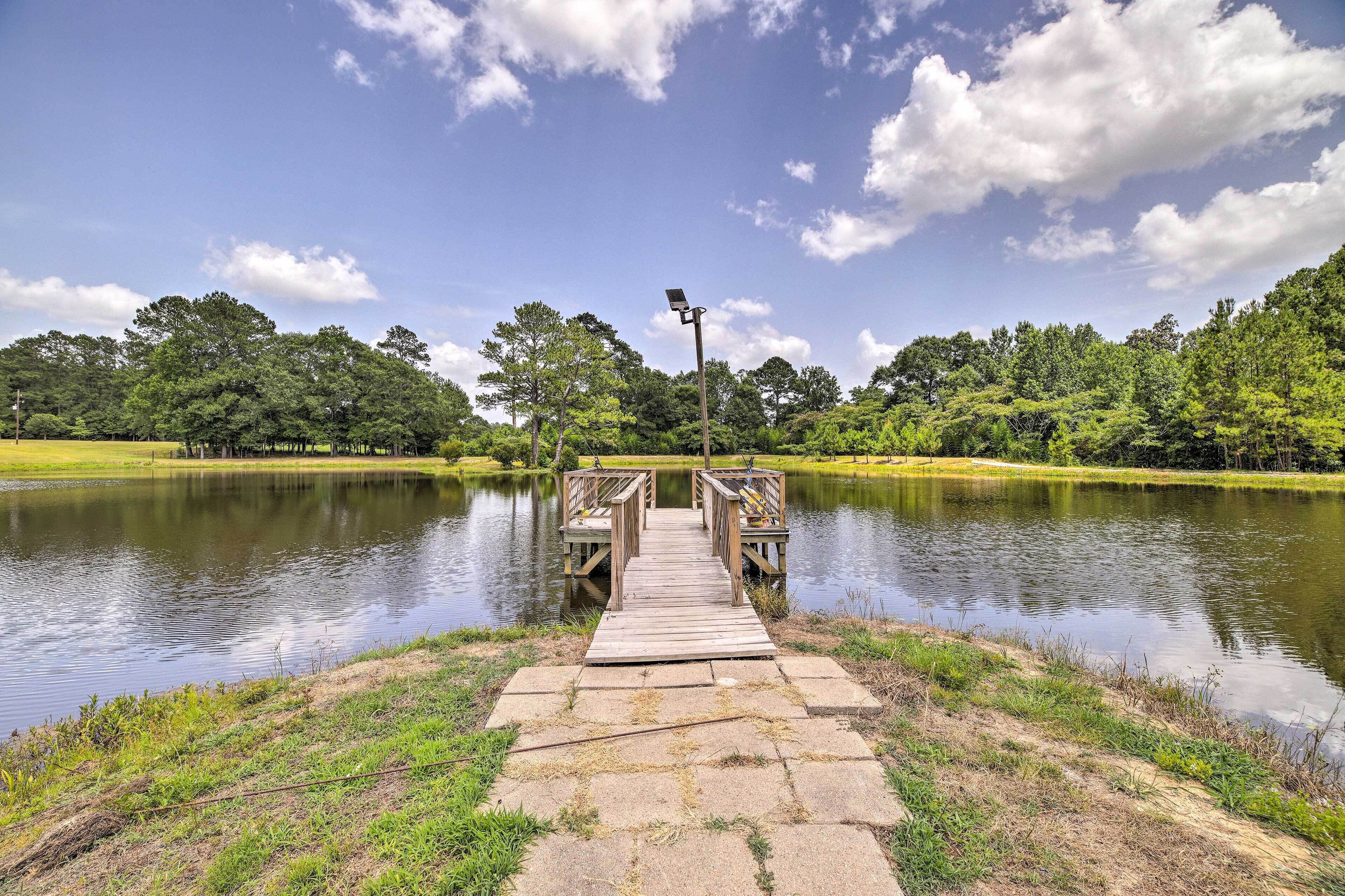 Stylish Woodville Cabin: Fishing Dock Access!
