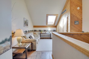 Apartment (3 Bedrooms) | Interior - Bellaire Townhome on Summit Mtn w/ 2 Balconies! (Bellaire)