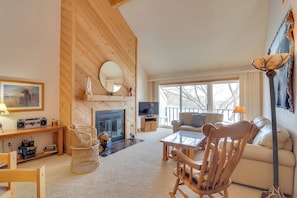 Apartment (3 Bedrooms) | Front of property - Bellaire Townhome on Summit Mtn w/ 2 Balconies! (Bellaire)