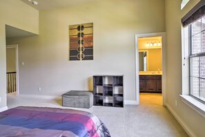 5 bedrooms, iron/ironing board, bed sheets - Waterfront Home w/ Boat Dock on Lake Houston! (Houston)