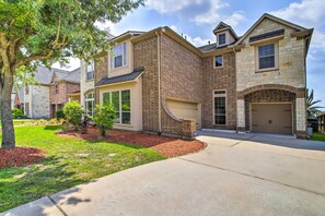 Exterior - Waterfront Home w/ Boat Dock on Lake Houston! (Houston)