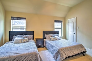 5 bedrooms, iron/ironing board, bed sheets - Waterfront Home w/ Boat Dock on Lake Houston! (Houston)